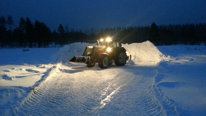 Klikkaa kuvaa nähdäksesi se täysikokoisena
==============
Ännä ja kasa. 
Otin tuossa Torstai aamuna kuvan kun linkoilin pihoja.
 Ännä ja kasa. 
Otin tuossa Torstai aamuna kuvan kun linkoilin pihoja.