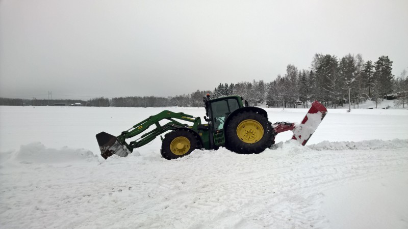 Aurataan luntaa ojan pohjan myöten :)
Pelastukseen tuli Åkerman H7m
