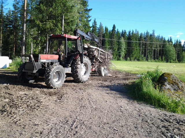 Mehtäcase ja risu kuorma.
Risuja ajoin 845xl:lä.
Mehtäcase ja risu kuorma.
Risuja ajoin 845xl:lä.